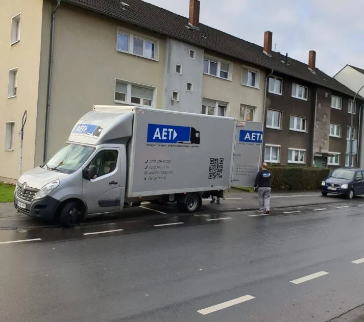 Umzugswagen von AET Umzüge parkt an einer Straße in Wuppertal
