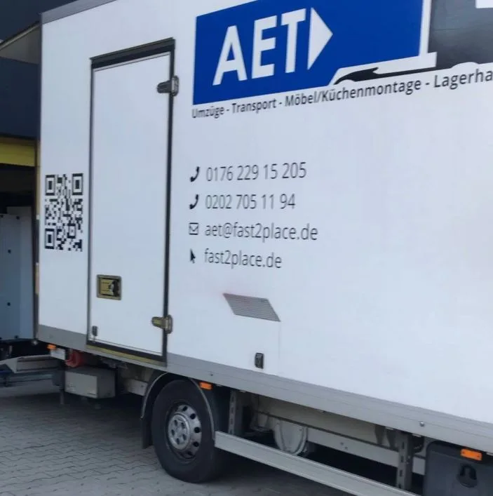 Umzugswagen von AET Umzüge mit Kontaktdaten und QR-Code